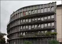 . Wohn- und Brohaus Switter, Basel. Architekten: Herzog & de Meuron, Fertigstellung: 1998. Man beachte den Umriss des Gebudes im Vergleich zum Bogen der Balkone. 

http://www.herzogdemeuron.com/index/projects/complete-works/026-050/031-apartment-and-office-building-schwitter/IMAGE.html

28.08.2010 (Matthias)