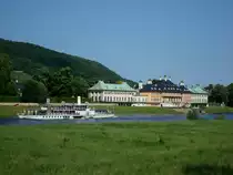 Dresden, das Schlo Pillnitz, davor der historische Raddampfer  Dresden , das Flaggschiff der  Weien Flotte , Okt.2009 