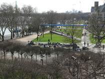 Die ersten einigermaen warmen Sonnentage des Jahres 2007 wurden, wie hier am Rheinufer in Kln, fr Ausflge und Spaziergnge genutzt. Samstag, 10.3.2007