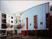 . Sanierung Stadtmitte Fellbach. Der Zuggang zur Stadtbibliothek befindet sich im Innenhof. Die Bibliothek wird durch diesen blau-wei gestreiften Rundbau hervorgehoben. 11.1996 (Matthias)