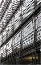 . Wohn- und Geschftshaus Herrenstrae in Mnchen. Architekten: Herzog & de Meuron. Die geschwungene Fhrung fr die Markisen ist ebenfalls ein Motiv, das bei diesen Architekten fters zu finden ist. 06.11.2010 (Matthias)