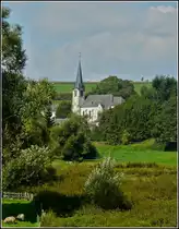 Die Kirche von Arsdorf liegt eingebettet in der schnen Landschaft. 04.09.2010 (Jeanny)