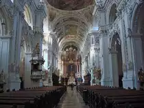 Waldsassen, die Stiftsbasilika hat einen 82m langen Kirchenraum, darunter befindet sich die grte Gruft in Deutschland, der barocke Reliquienschatz der Kirche ist der umfangreichste nrdlich der Alpen, Juni 2010