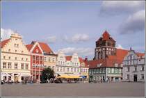 Die nordstliche Ecke des Marktplatzes in Greifswald wird von der Michaeliskirche berragt. Aufnahmedatum: 28.08.2005