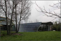 . Unter der schrgen Glasflche an der Rckseite des Erweiterungsgebudes befindet sich eine kleine Treppenhalle. 18.04.2010 (Matthias) 