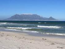 Garmisch, ja gar Deutschland ohne Zugspitze ist kaum vorstellbar. Kapstadt, im S�den Afrikas ohne Tafelberg, das geht auch nicht.
Wahrscheinlich als eines der sch�nsten Ansichten in der Welt zeigt sich der 1024 Meter hohe Tafelberg. Ob man den Tafelberg von nah oder von fern bewundert, immer wieder wird man von der Ansicht dieses Bergmassiv beeindruckt sein. 

Die wohl sch�nste Ansicht vom Norden aus, der Tafelberg mit seinem „Tischtuch“
