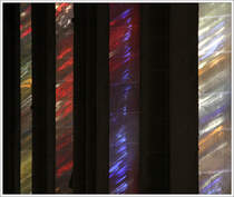 . Mehr noch als die bunten Fenster selbst, faszinieren mich die durch das Sonnenlicht entstehende Lichtspiele auf den steinernen Wnden und Sulen. 02.03.2011 (Matthias) 