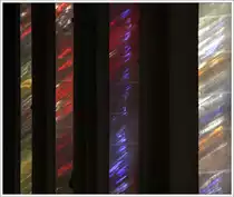 . Mehr noch als die bunten Fenster selbst, faszinieren mich die durch das Sonnenlicht entstehende Lichtspiele auf den steinernen W�nden und S�ulen. 02.03.2011 (Matthias) 