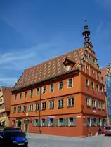 Dinkelsb�hl, das alte Rathaus mit schmucken Dachziegeln, Juni 2010