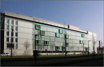 . Friedrich-List-Schule Karlsruhe: Fassade zur vielbefahren Kriegstrae. Hinter dieser Fassade befinden sich die ber Treppen und Luftrume verbundenen Flure. 01.03.2011 (Matthias)