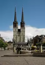 Halle an der Saale, Blick vom Hallmarkt �ber den G�bel-Brunnen von 1998 zur Marktkirche mit den  Blauen Spitzen  (die beiden Westt�rme), Mai 2006