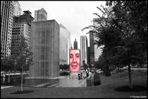 Crown Fountain ist ein interessanter Springbrunnen im Millenium Park. St�ndig wechseln die Gesichter und von Zeit zu Zeit spritzt eine Font�ne heraus - eine willkommene Abk�hlung in hei�en Sommern; September 2005.