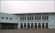 . Schreien-Esch-Schule Friedrichshafen: Ungewhnlich ist die Form der Fenster des Erdgeschosses; diese erinnern an geraffte Vorhnge. Die Architekten Leder, Ragnarsdottir, Oei berraschen immer wieder mit solchen vorher nie gesehene Lsungen, die Schler werden sich wahrscheinlich immer an ihre Schule zurck erinnern. 05.03.2011 (Matthias)