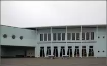 . Schreien-Esch-Schule Friedrichshafen: Ungew�hnlich ist die Form der Fenster des Erdgeschosses; diese erinnern an geraffte Vorh�nge. Die Architekten Leder, Ragnarsdottir, Oei �berraschen immer wieder mit solchen vorher nie gesehene L�sungen, die Sch�ler werden sich wahrscheinlich immer an ihre Schule zur�ck erinnern. 05.03.2011 (Matthias)