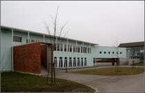 . Schreien-Esch-Schule Friedrichshafen: Der neu erichtete Verbindungsbau zum 50er Jahre Schulbau beinhaltet das Lehrerzimmer. Dieser steht auf einem mit Backstein verkleideten Bogen. Ebenfalls mit Backstein verkleidet wurden die auenliegenden Fluchttreppenanlagen. Das Schulgelnde ist in das dortige Fuwegenetz integriert und daher auch ffentlich zugnglich. 05.03.2011 (Matthias)