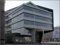 . Hauptverwalung der Volksbank in Karlsruhe: Nach S�den und Westen zeigt das Geb�ude eher  normale  B�rohaus-Bandfassaden. 01.03.2011 (Matthias)