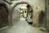 RIQUEWIHR (D�partement du Haut-Rhin), September 1980, eine Gasse in einem der - aufgrund seines unversehrt erhaltenen Stadtbildes aus dem 16. Jahrhundert - sch�nsten D�rfer Frankreichs (eingescanntes Fotonegativ)