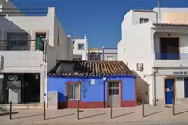 CONCEI��O e CABANAS DE TAVIRA, Gemeindeteil Cabanas de Tavira (Concelho de Tavira), 06.02.2011, ein altes Fischerh�uschen inmitten von Neubauten