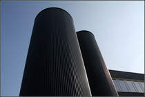 . Bro- und Ausstellungsgebude Feco Forum, Karlsruhe-Hagsfeld: Interessant die Licht- und Schattenwirkung des Zwillingsrundturmes. 01.03.2011 (Matthias)