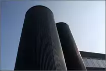 . B�ro- und Ausstellungsgeb�ude Feco Forum, Karlsruhe-Hagsfeld: Interessant die Licht- und Schattenwirkung des Zwillingsrundturmes. 01.03.2011 (Matthias)