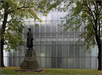 . Kunsthaus Bregenz: Unter der verschuppten Glashaut befindet sich ein Kubus aus Beton. Die Museumsrume im Innern zeigen sehr offen diese Material. Die Raumdecken sind wiederum aus Glas. Die Betonwnde enden an diesen abgehngten Decken, so dass Tagelicht in diesen Zwischenraum fllt und somit auch im Innern ein Spiel des Lichtes entsteht, je nach Witterung, Jahres- und Tageszeit. 14.10.2010. (Matthias)