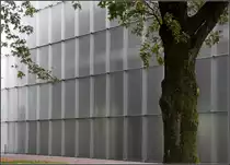 . Kunsthaus Bregenz: Die Fassade wurde mit fein ge�tzten Glas verkleidet. Dadurch wirkt das Geb�ude wie ein Leuchtk�rper, der immer wieder unterschiedlich wirkt, je nach den herrschenden Lichtverh�ltnissen. 14.10.2010 (Matthias)