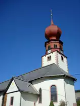 Urach im Schwarzwald, mit den typischen Holzschindeln gedeckter Zwiebelturm der Dorfkirche, Okt.2009