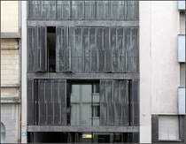 . Wohn- und Geschftsgebude Schtzenmattstrae in Basel: Blick auf die Straenfassade mit geschlossenen und offenen Klapplden. Im Werk von Herzog & de Meuron tauchen hnliche Fassaden an einer Wohnanlage in Paris, sowie bei den Fnf Hfen in Mnchen auf. 29.08.2010 (Matthias)