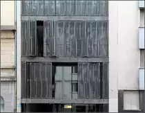 . Wohn- und Gesch�ftsgeb�ude Sch�tzenmattstra�e in Basel: Blick auf die Stra�enfassade mit geschlossenen und offenen Klappl�den. Im Werk von Herzog & de Meuron tauchen �hnliche Fassaden an einer Wohnanlage in Paris, sowie bei den F�nf H�fen in M�nchen auf. 29.08.2010 (Matthias)