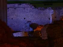 Nach dem 2. Weltkrieg wurde im Bereich der K�lner Altstadt das Praetorium - eine Festung f�r die r�mischen Statthalter - freigelegt. Dar�ber wurde eine Betondecke gezogen, um den Bereich wieder bebauen zu k�nnen. Man kann das Praetorium, das als unterirdisches Museum angelegt ist, betreten. F�r meinen Geschmack ist es etwas zu diskom��ig ausgeleuchtet. 11.3.2007