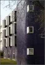 . Erweiterungsbau der Gustav-von-Schmoller Berufschule in Heilbronn: Schr�gsicht auf die Stra�enfassade. Im Vordergrund der f�r diese Architekten typische Treppenturm. Die kleine Fenster liegen auf Fu�bodenh�he des Zwischenpodestes. 09.03.2011 (Matthias)