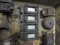 Leuchtanzeigen, eine elektrische Glocke und ein Signalhorn an einem Schacht der ehemaligen Zeche Zollern in Dortmund-B�vinghausen am 01.03.2011.