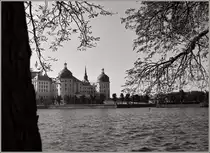 Blick �ber den Schlossteich auf das Jagdschloss Moritzburg 
(24.09.2010)