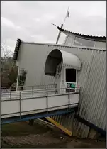 . Kindergarten in Stuttgart-Luginsland: Ein Steg f�hrt zum Eingang. 14.03.2011 (Matthias)