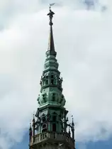 Nach Sowjetstern und b�hmischer L�we schm�ckt in 65m H�he nun wieder ein Ritter (urspr�nglich als Symbol f�r den Schutz der Stadtrechte) die Spitze des Rathausturmes; Liberec (Reichenberg), 07.07.2007
