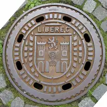 Wie in vielen anderen St�dten ebenfalls �blich, hat auch Liberec (Reichenberg) einen Gullydeckel mit Stadtwappen; 07.07.2007
