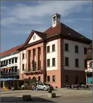 . Rathaus Eppingen - 

Das historische Rathaus in Eppingen, Baujahr 1824, wurde von den Architekten Lederer, Ragnarsd�ttir, Oei saniert und erweitert. Der Altbau erhielt dabei seine urspr�ngliche Farbgebung zur�ck. Links erkennbar der neue Anbau von 2007 und 2010. 

http://www.archlro.de/de/projects/projects-authority-and-administration/city-hall-eppingen-2005-2007?order=years

09.03.2011 (Matthias)