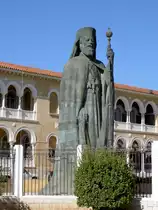 Nikosia, Makarios Denkmal vor dem Bisch�flichen Palast (15.11.2006)
