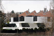 . Villa im Landkreis Ludwigsburg -
 
J. Mayer H. Architekten (Berlin), Fertigstellung: 2008. Wertung: Fr ein Wohnhaus macht das Haus sich von auen zu wichtig. Innenrumlich sehr schn mit zentralen von oben belichten doppelgeschossigen Raum an den die einzelnen Wohnrume angeschlossen sind. 

http://www.jmayerh.de/17-0-DupliCasa.html

02.04.2010 (Matthias)