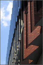 . Brogebude fr eine Versicherung in Frankfurt am Main: In der Glas-, Edelstahlfassade spiegelt sich die Umgebung. 01.09.2005 (Matthias)