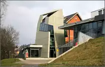 . R�ckseite des eigenwillig gestalteten Jugendhauses in Stuttgart-Degerloch. Wertung: Insgesamt finde ich den Neubautel etwas zu aufgeregt, das Kriterim  Angemessenheit  wird vielleicht nicht ganz eingehalten. Die Gegen�berstellung zum Altbau geht aber weitgehend in Ordnung. 19.03.2011 (Matthias)