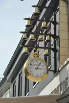 Glodenne Glocken und Uhr in der Fu�g�ngerzone in Wunstdorf, Foto vom 21.M�rz 2011.