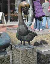 Methalfigur einer Gans, am einen Brunnen, in der Fugngerzone Wunstdorf am 21.Mtz 2011