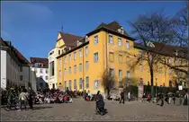 . Das Augustinermuseum im ehemaligen Kloster der Augustinereremiten in Freiburg. Reges Leben herrscht auf dem Augustinerplatz. 20.03.2011 (Matthias)