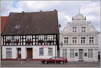 Stilmix am Marktplatz in Ueckermnde. Aufnahmedatum: 27.08.2005