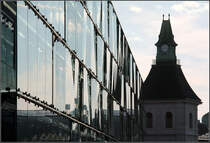 . Besonderes Merkmal des Brogebudes Elsssertor sind die unterschiedlich schrg gestellten Glasfassadenelemente. 29.08.2010 (Matthias)