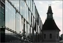 . Besonderes Merkmal des B�rogeb�udes Els�ssertor sind die unterschiedlich schr�g gestellten Glasfassadenelemente. 29.08.2010 (Matthias)