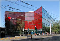 . Das glserne Brohaus Elsssertor befindet sich direkt neben dem SBB-Bahnhof in Basel. Architekten: Herzog & de Meuron, Fertigstellung: 2004. 

Weitere Bilder:
http://architektur.startbilder.de/name/galerie/kategorie/architekten~herzog-und-de-meuron~2004-buerogebaeude-elsaessertor-basel.html

29.08.2010 (Matthias)