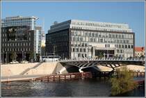 Sendungsbewusstsein geht vom Haus der Bundespressekonferenz (rechts) und dem Fernsehturm am Alexanderplatz aus, der zwischen den Gebuden hervorlugt. Aufnahmedatum: 22.09.2006