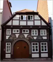 Dieses kleine Fachwerkhaus aus dem Jahre 1583 steht eingeklemmt zwischen h�heren H�usern in der Neuen Marktstra�e in Hameln. 24.03.2011